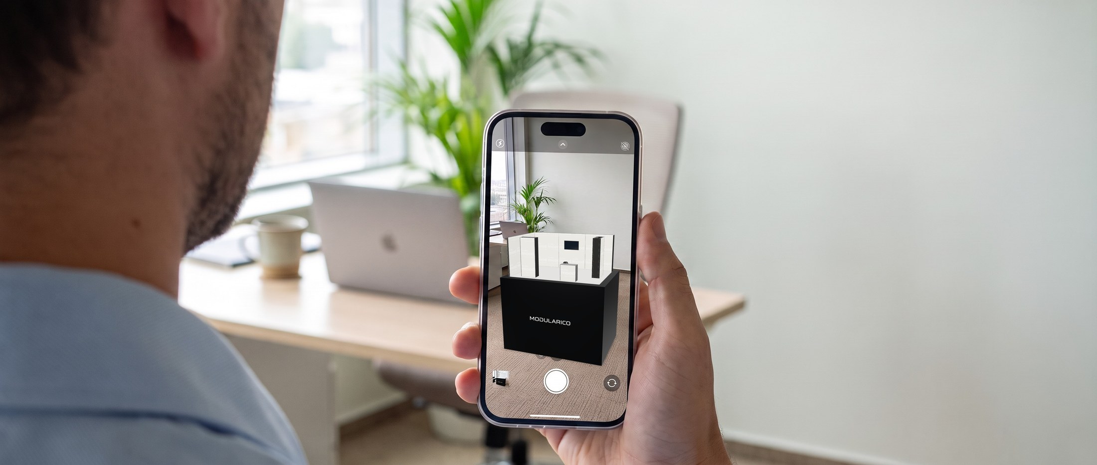 Makieta tego stoiska widziana przez telefon w biurze