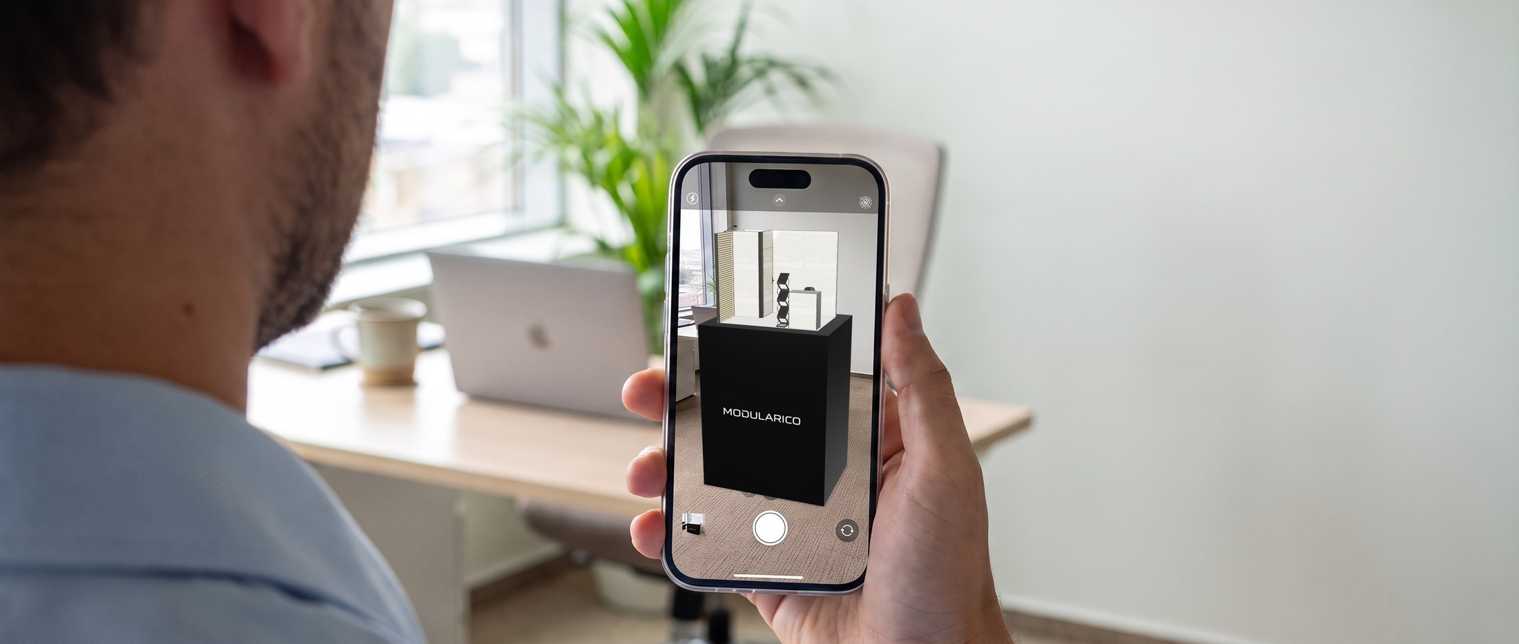 Makieta tego stoiska widziana przez telefon w biurze