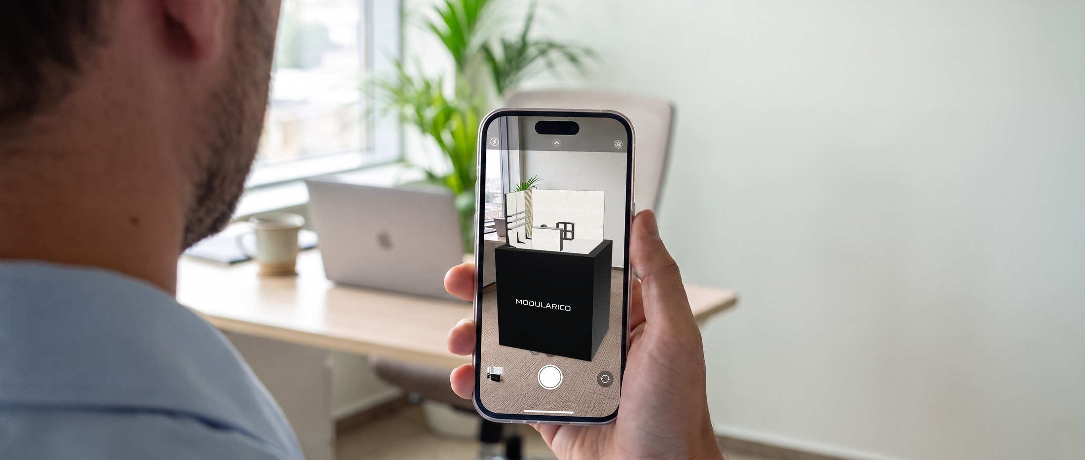Makieta tego stoiska widziana przez telefon w biurze