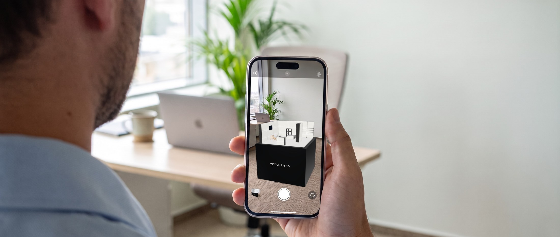 Makieta tego stoiska widziana przez telefon w biurze