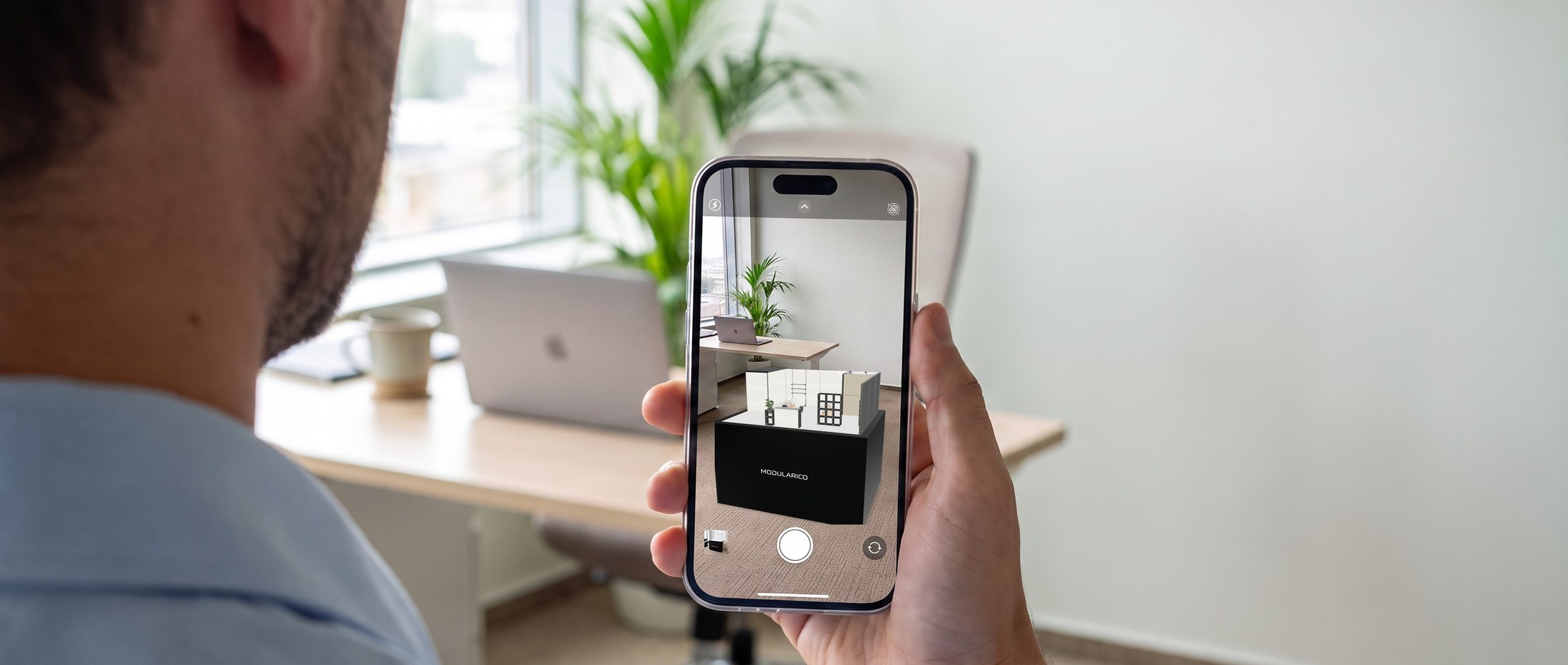Makieta tego stoiska widziana przez telefon w biurze