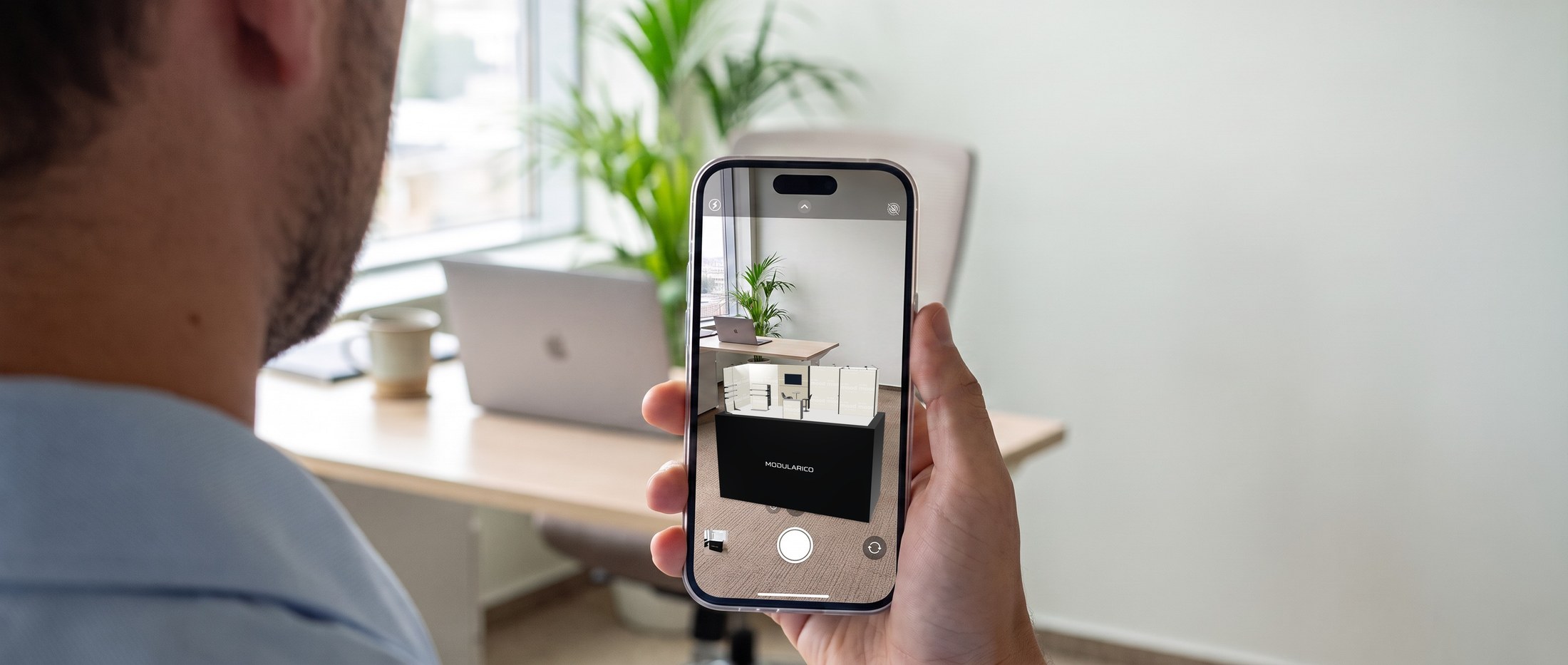 Makieta tego stoiska widziana przez telefon w biurze