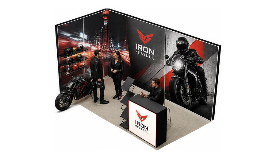 Stoisko 4 × 2 m narożne lewe dla branży motocykle i skutery, przykładowa marka Iron Kestrel