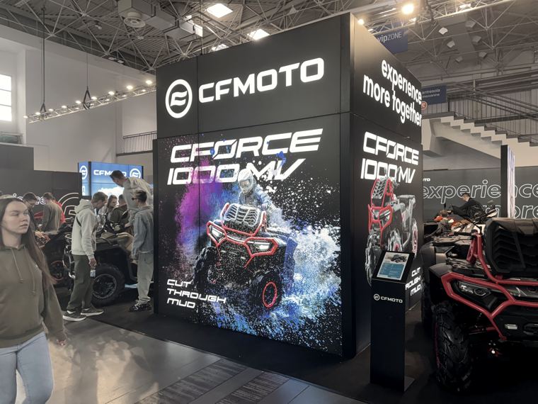 Podświetlane ściany CF Moto z grafiką quadów, tłum w alejce