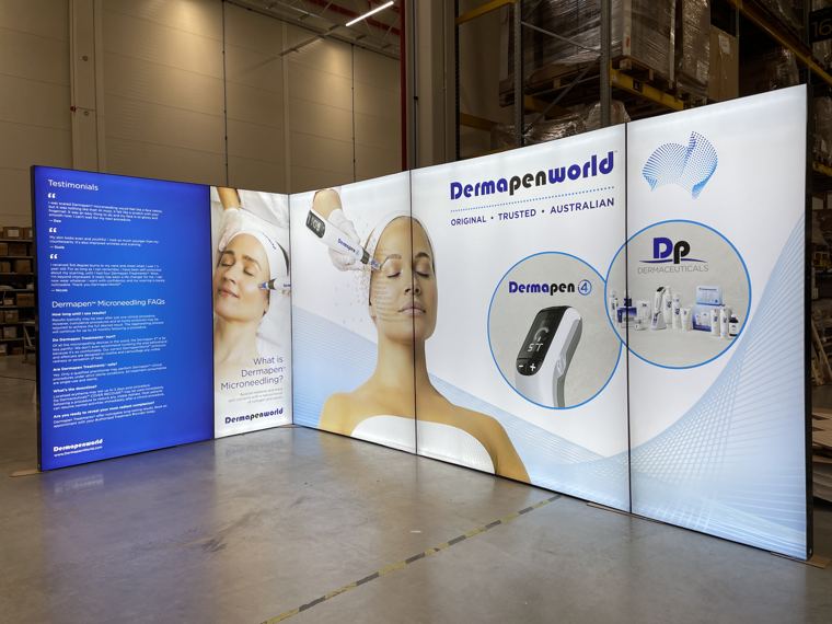 Ściany Dermapenworld z podświetlaną grafiką, złożone w hali