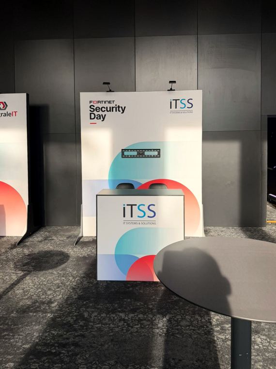 Ścianka Fortinet Security Day z podświetlaną grafiką