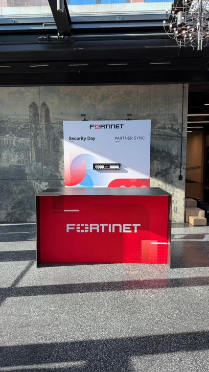 Stoisko Fortinet z czerwoną ladą w holu konferencyjnym