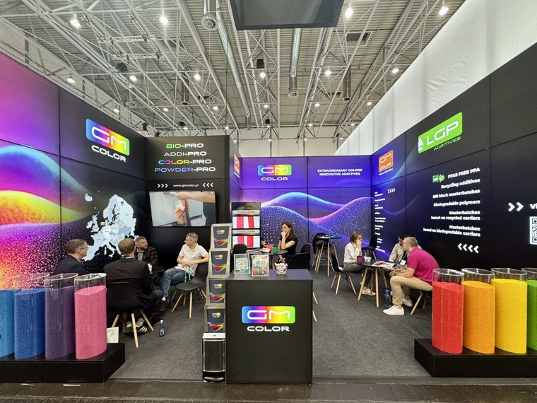 Strefa spotkań na stoisku GM Color z podświetlanymi ścianami