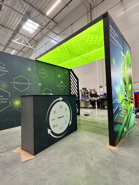 Konstrukcja sufitowa z zielonym podświetleniem, stoisko złożone w hali