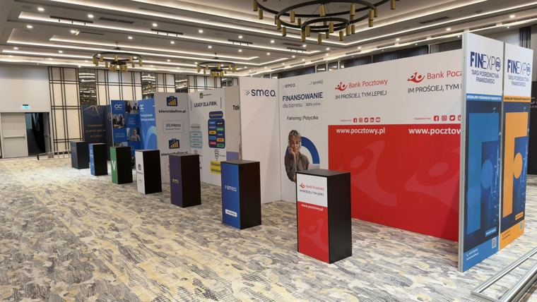 Rząd stoisk M50 w sali konferencyjnej
