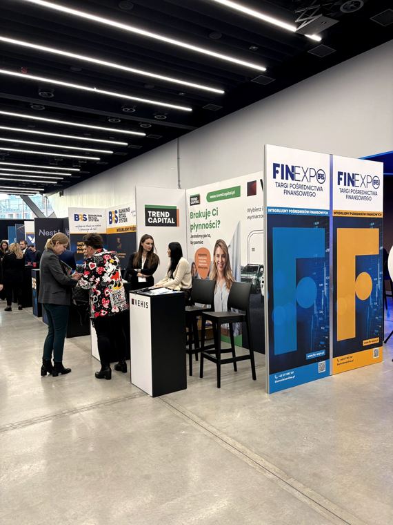 Stoisko FinExpo w systemie M50, rozmowy przy ladach