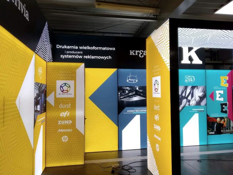 Front stoiska Kreativia z podświetlanymi ścianami