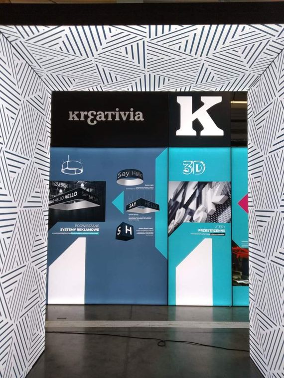 Wejście na stoisko Kreativia, grafika geometryczna