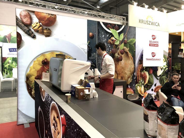 Lada degustacyjna Kruszwicy, barista przy pracy