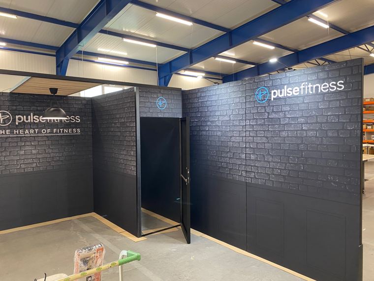 Ściany Pulse Fitness w systemie M50, widok od zaplecza