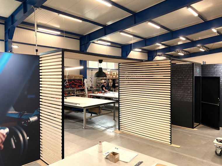 Stoisko Pulse Fitness w systemie M50 złożone w hali