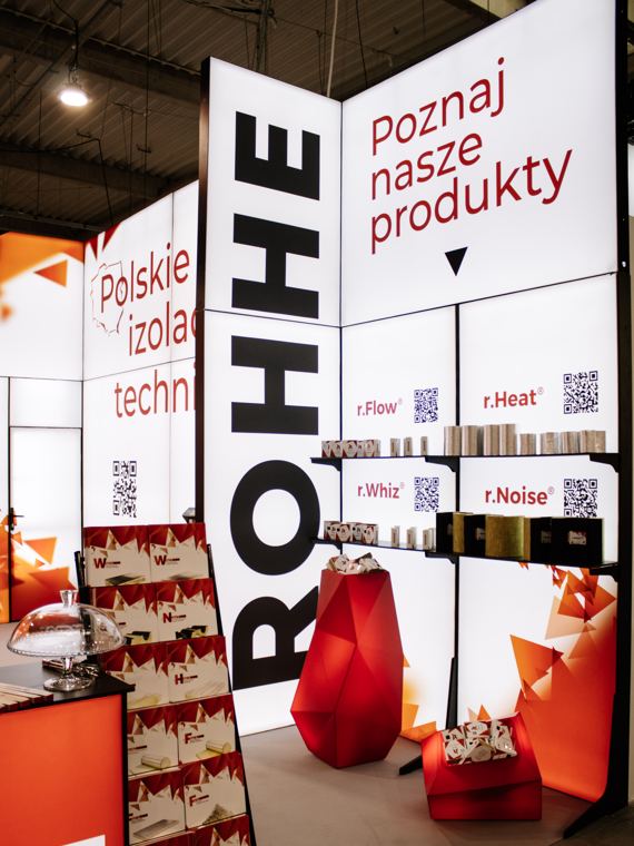 Pylon ROHHE z ekspozycją produktów, widok z alejki targowej
