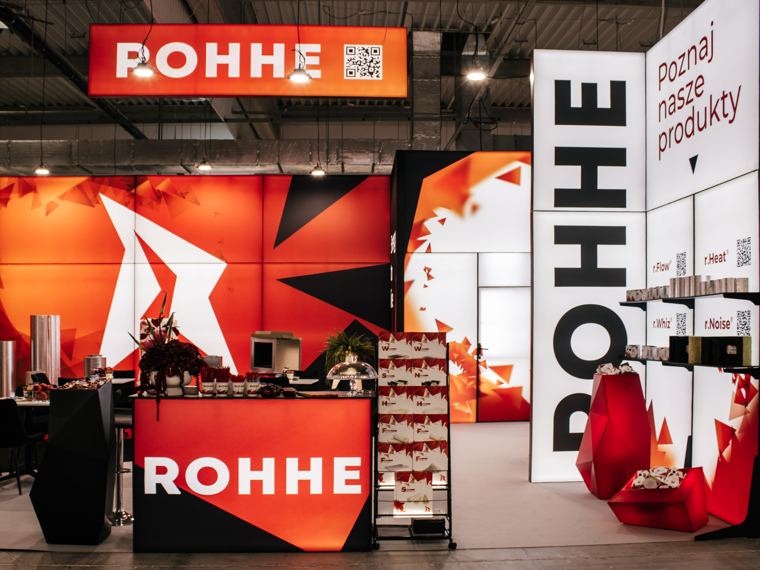 Lada ROHHE z podświetlonym logo i regałem produktowym