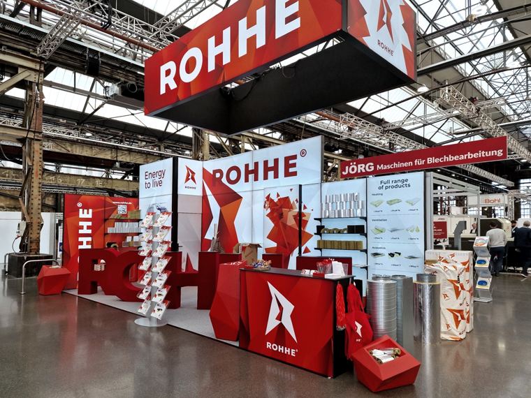 Stoisko ROHHE z podwieszanym szyldem, targi przemysłowe