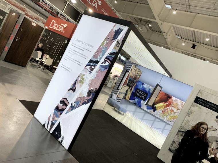 Ścianka Smart Frame z grafiką pełnoformatową w alejce targowej
