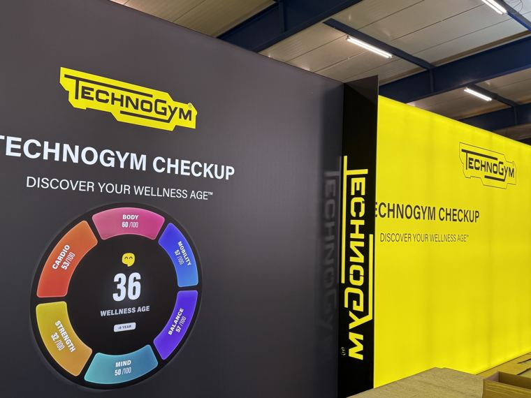 Żółta ściana Technogym Checkup na targach