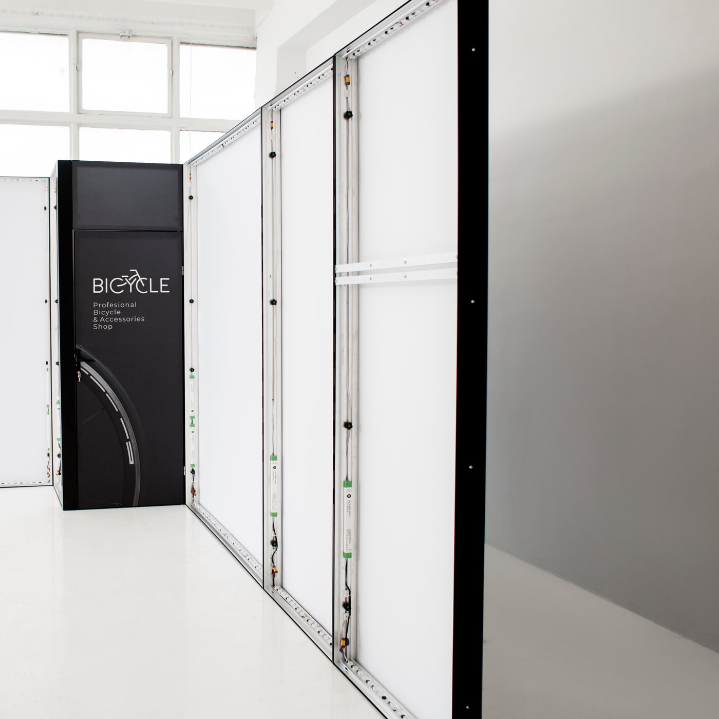 Ściany systemu M100 od tyłu: aluminiowe ramy z modułami LED wzdłuż krawędzi