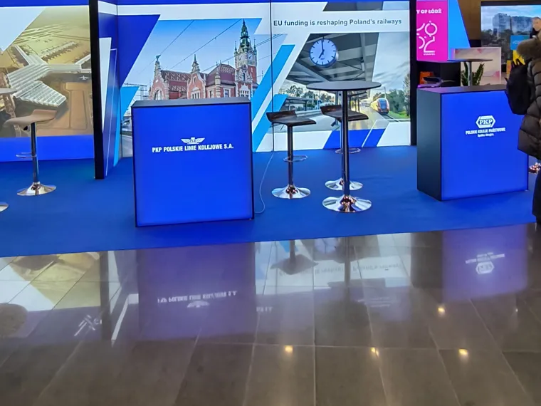 Strefa kolejowa z podświetlanymi ladami i grafiką dworca oraz peronu