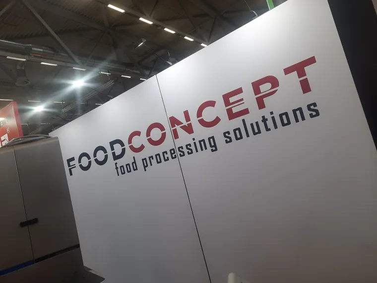 Biała ściana z logo Foodconcept food processing solutions