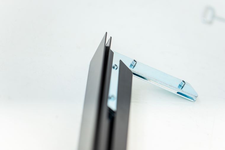 Łącznik narożny M50 — element łączenia ram pod kątem