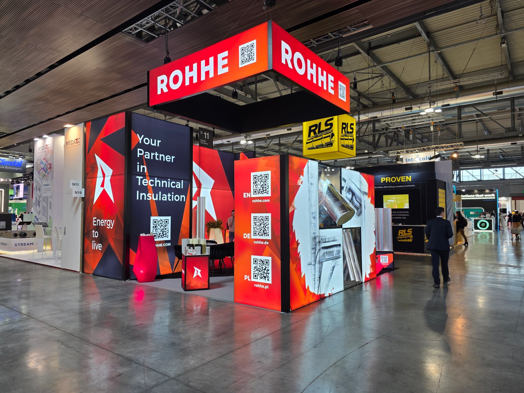 Stoisko ROHHE na targach MCE w Mediolanie: podwieszany szyld ROHHE, ściany LED z hasłem Your partner in technical insulation